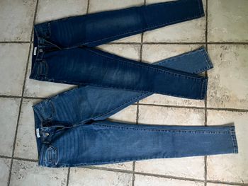 2 jeans cache cache jamais porté skinny taille petit 38