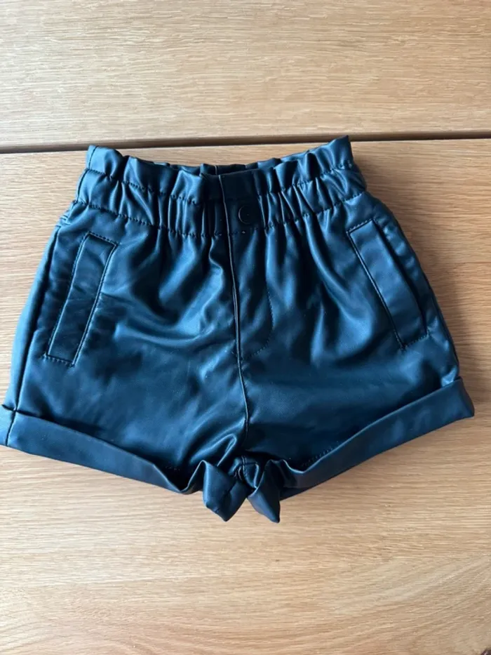 Short en similicuir noir avec fronssage - Taille 3/4 Ans - photo numéro 3