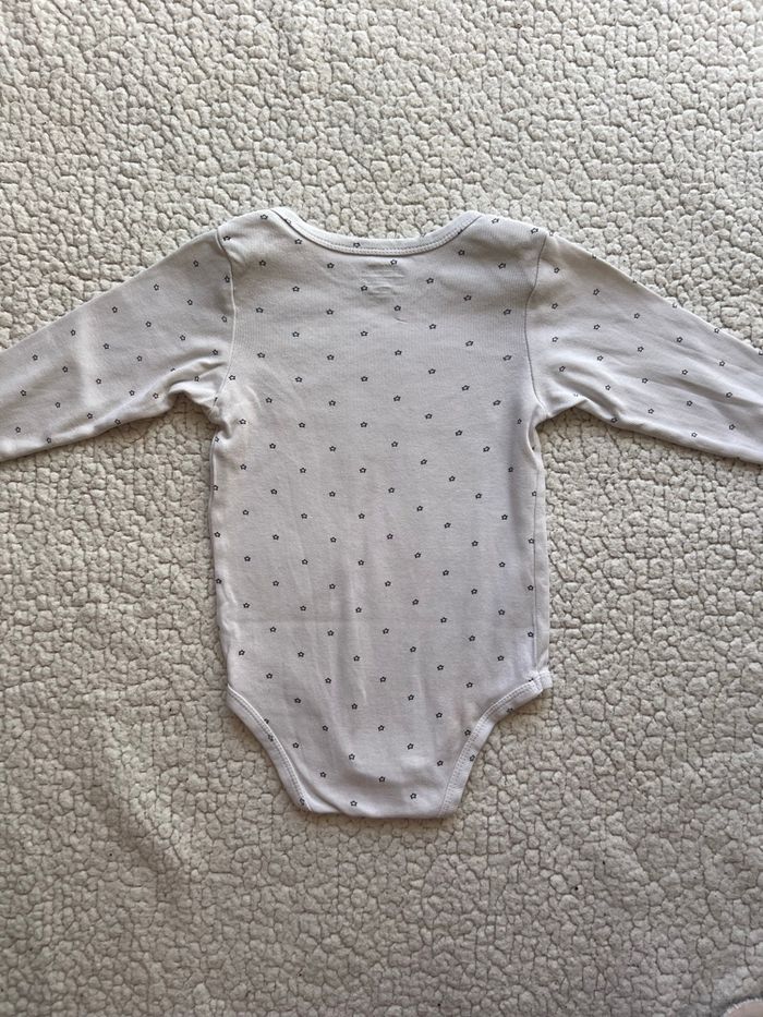 Lot de 2 bodies blancs taille 18 mois Kiabi - photo numéro 5