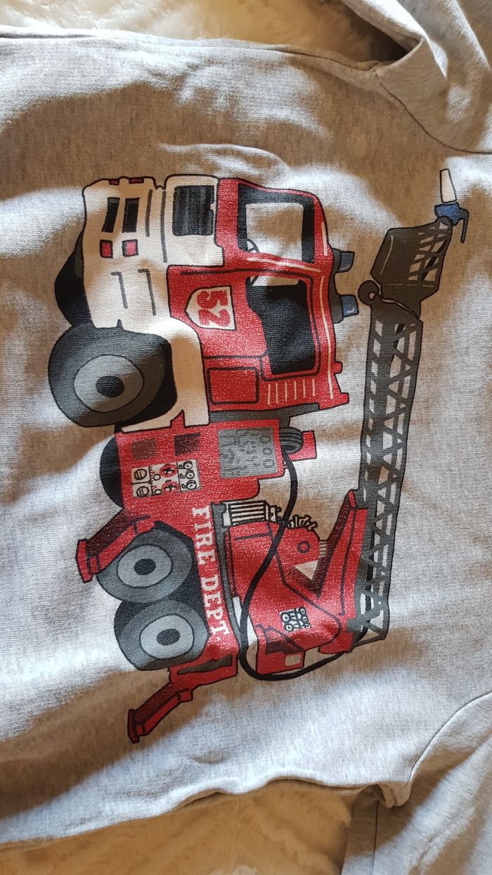 Pull motif camion de pompier - photo numéro 3