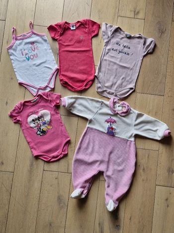 Lot 4 bodys + 1 pyjamas