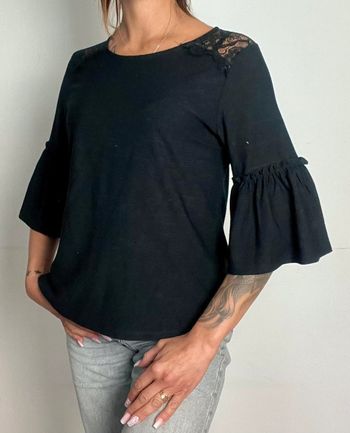 Blouse noire taille M , dentelle dans le dos