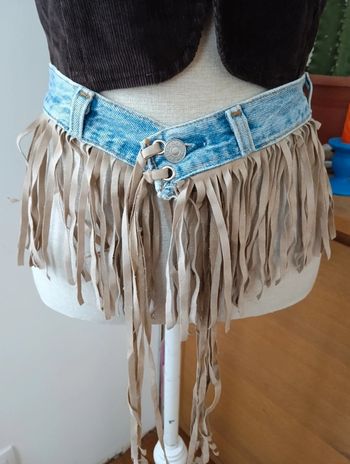 Ceinture à frange réalisée à partir d'une ceinture de Levi's 501 made in Usa
Longueur à plat 36cm