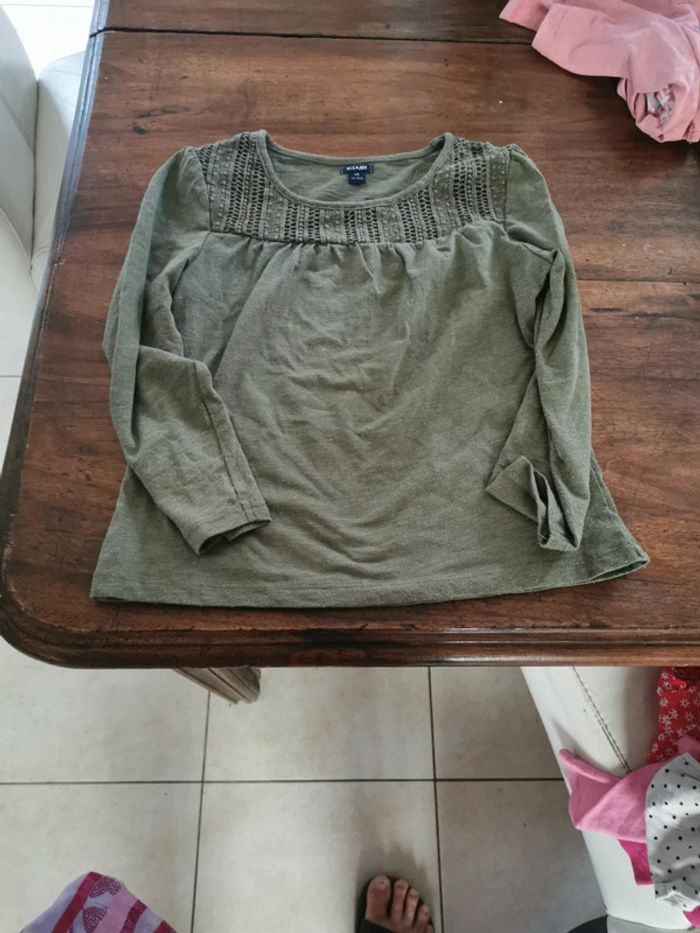 Tee shirt manches longues Kiabi 6 ans kaki