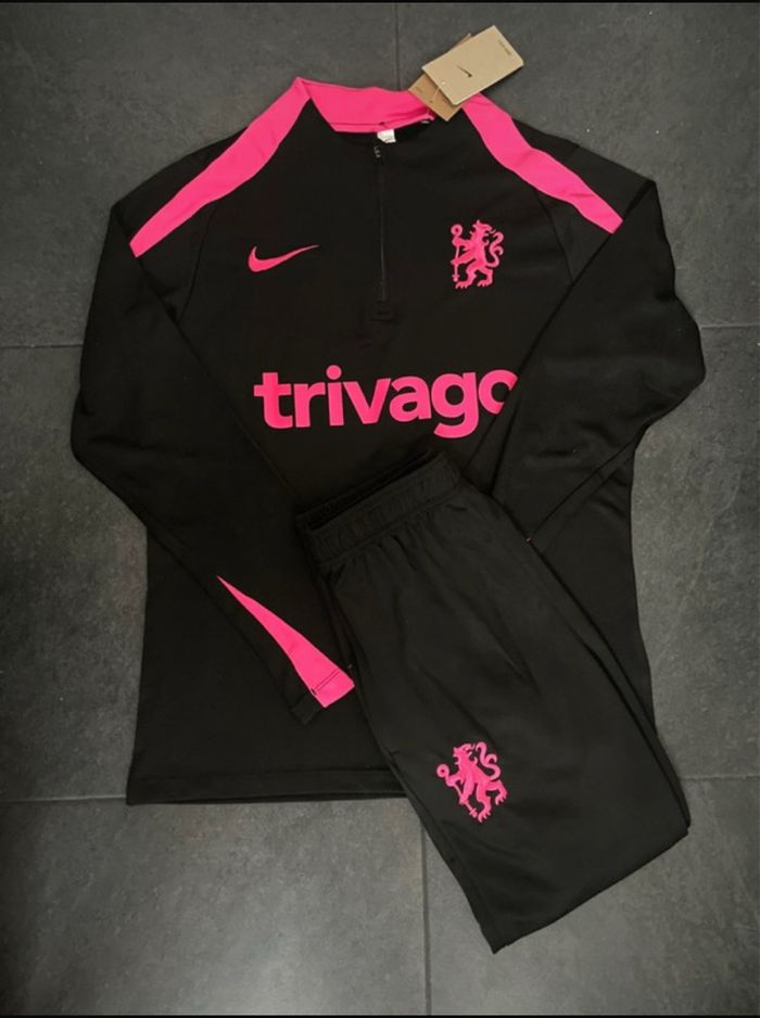 Ensemble survêtement Chelsea noir et rose – Nike