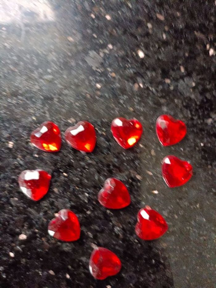 Lot de 50 strass cœur