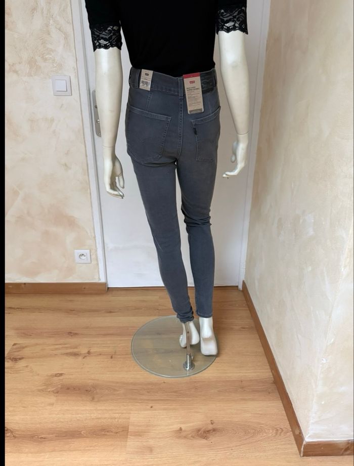 Jean Levi's Gris - Taille 28x30 - Neuf avec étiquettes - photo numéro 6