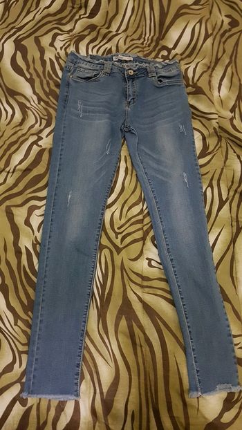 Jean avec effet déchiré