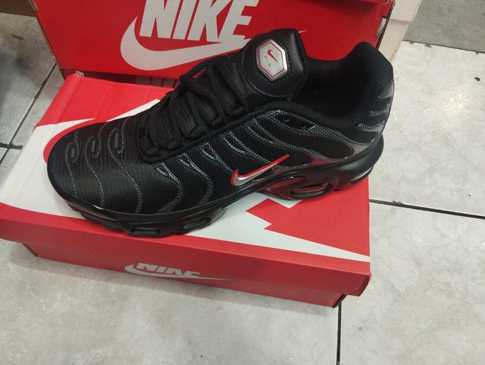 NIKE TN NOIR ROUGE 43 Achat occasion Baskets (homme) Nike Neuf