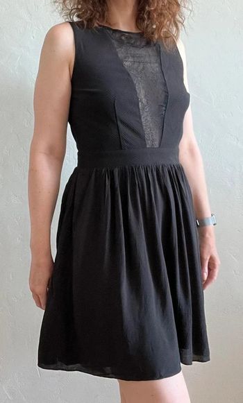 🖤 Robe noire Naf Naf élégante – Taille 40 dentelle ceintré courte sans manche