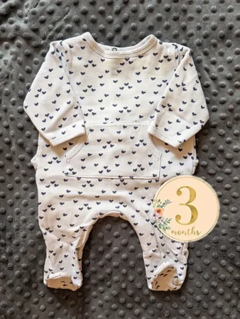 Pyjama polaire Bout’chou – Taille 3 mois mixte 🤍💙 Blanc à petits cœurs  Douillet & stylé