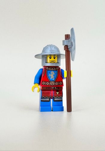 Lego Figurines Castle : Soldat Lion Knight, visage double expression, armé de sa longue hache - NEUF