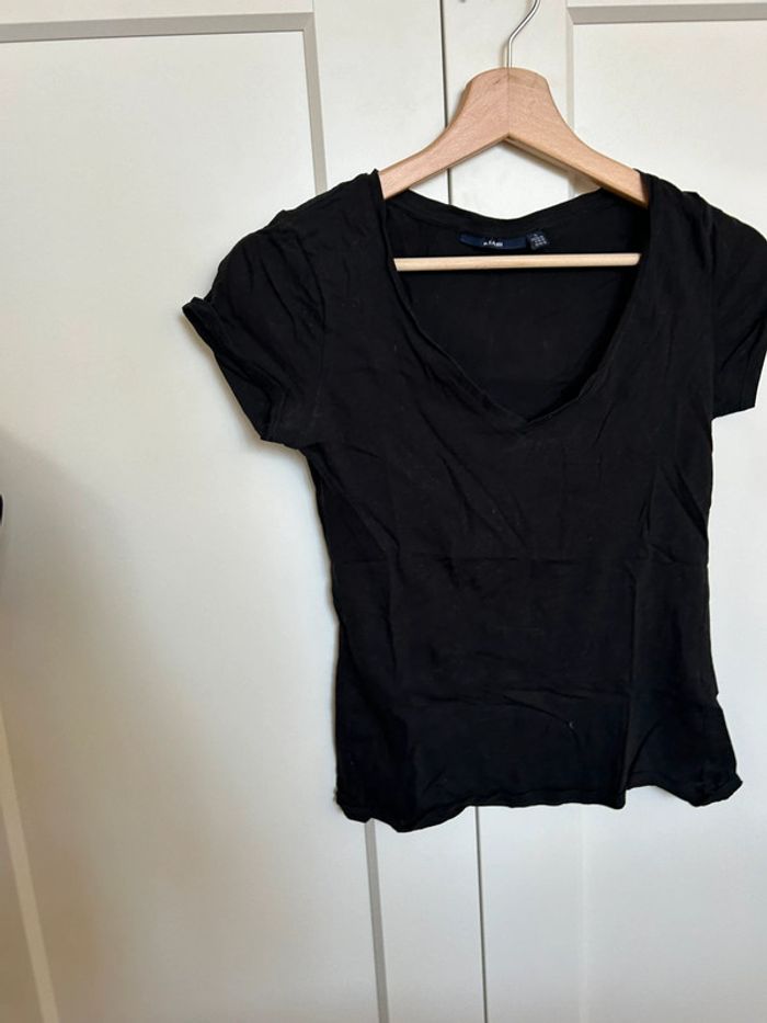585 – t-shirt noir col V Kiabi - photo numéro 7