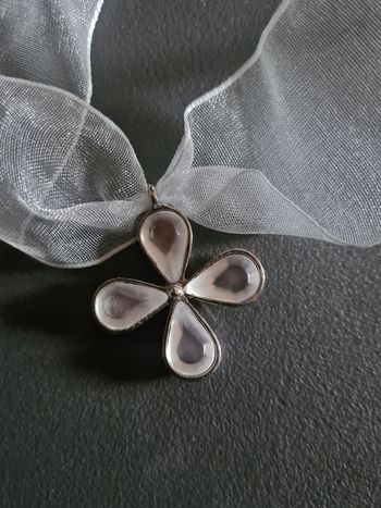 Collier. Ruban. Fleurs blanches. 68 cm.