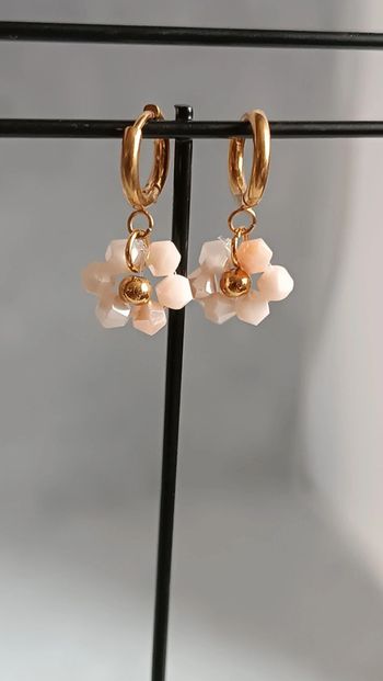 Mini créoles tendance à fleur en perles