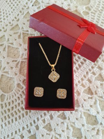 Parure comprenant 1 collier et boucles d'oreilles carrées, strass, dorées