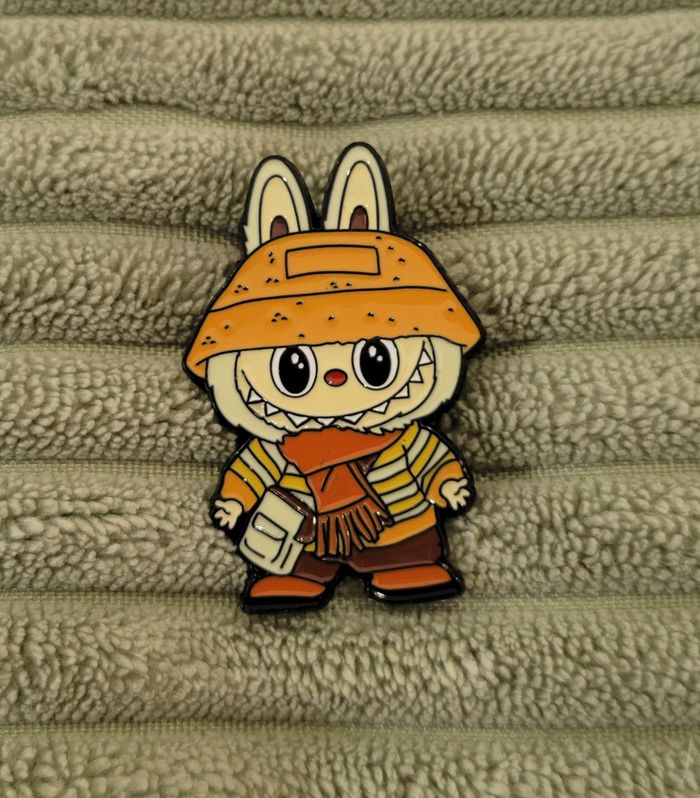 pin's labubu tenue d'hiver