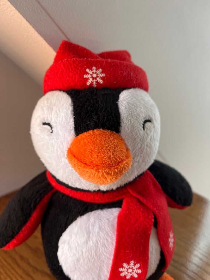Peluche  pingouin de couleur noire , blanche rouge et orange . - photo numéro 5