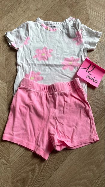 Ensemble T-shirt et short fleurs rose taille 12 mois ensemble