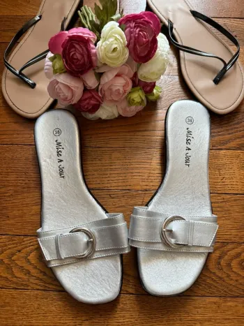 Sandales mules argentées neuve (tong offerte