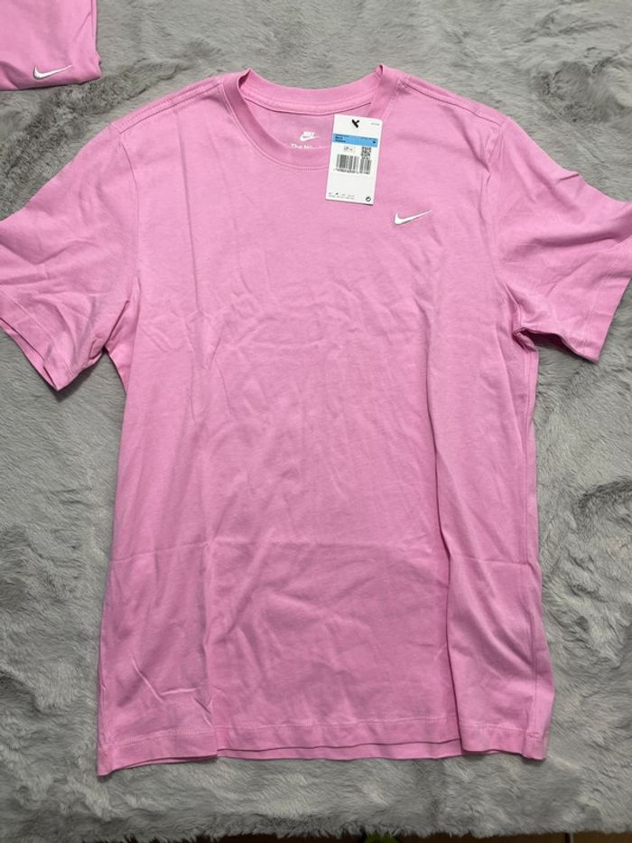 T-shirt Nike rose logo brodé blanc 🩷 Taille M - photo numéro 3