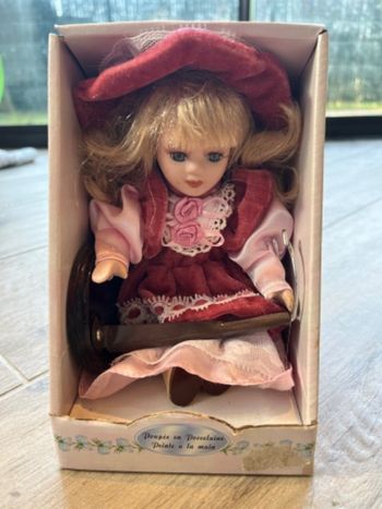 Poupée en porcelaine