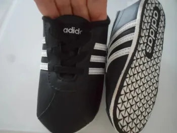 chaussure Adidas neuf bien LIRE