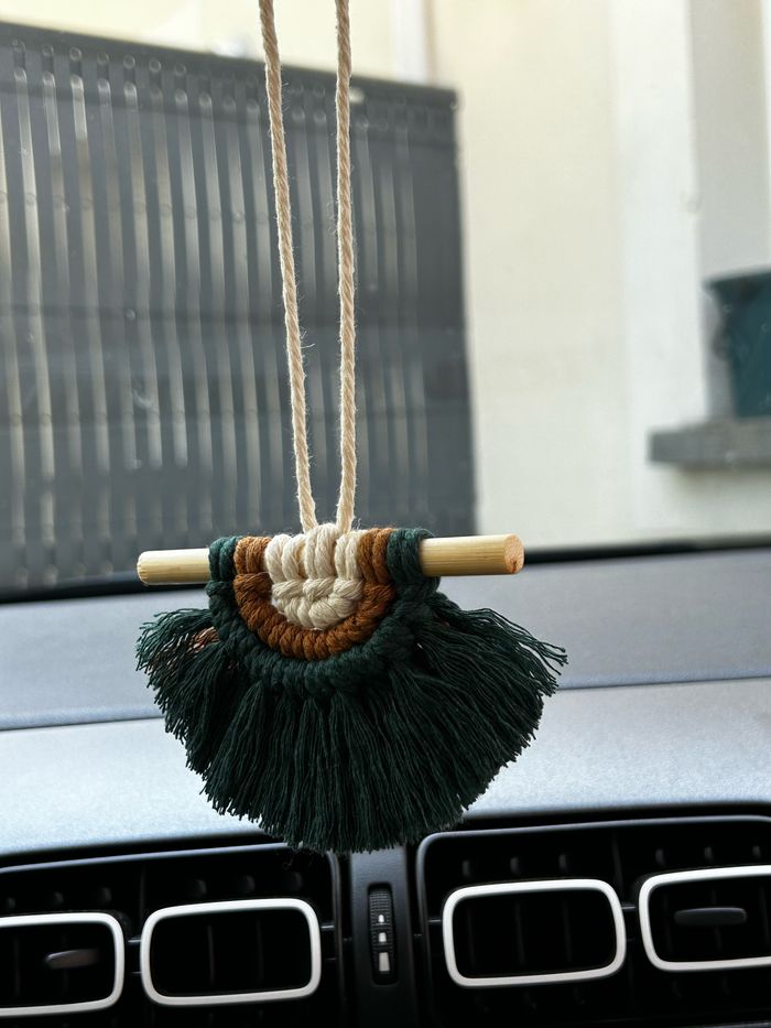 Suspension rétroviseur en macramé