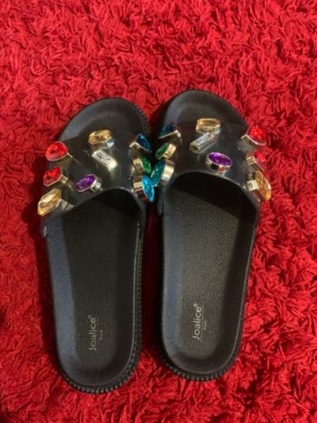 # Jolies tongs noirs avec grosses perles