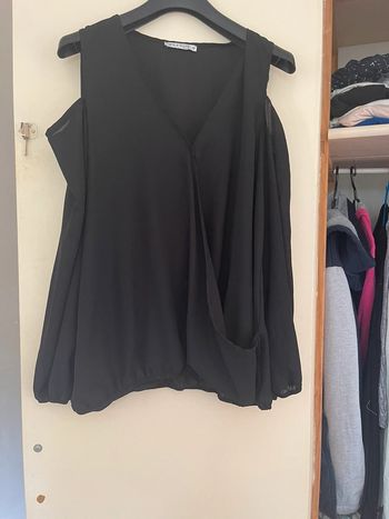 Blouse noire épaule dénudée