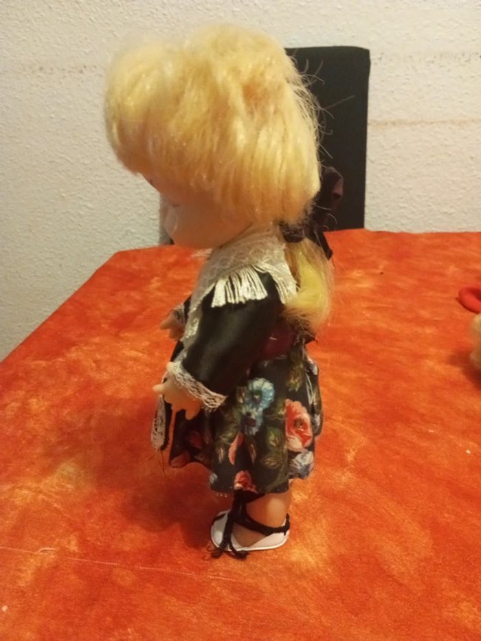 Poupée vintage blonde avec robe fleurie, châle et tablier - photo numéro 5