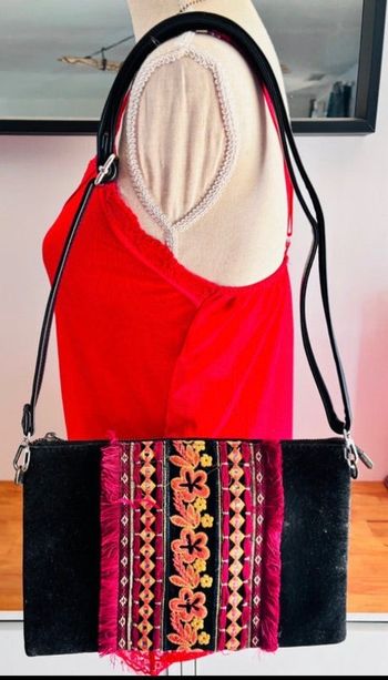 Petit sac pochette d’été brodé noir et rouge coloré