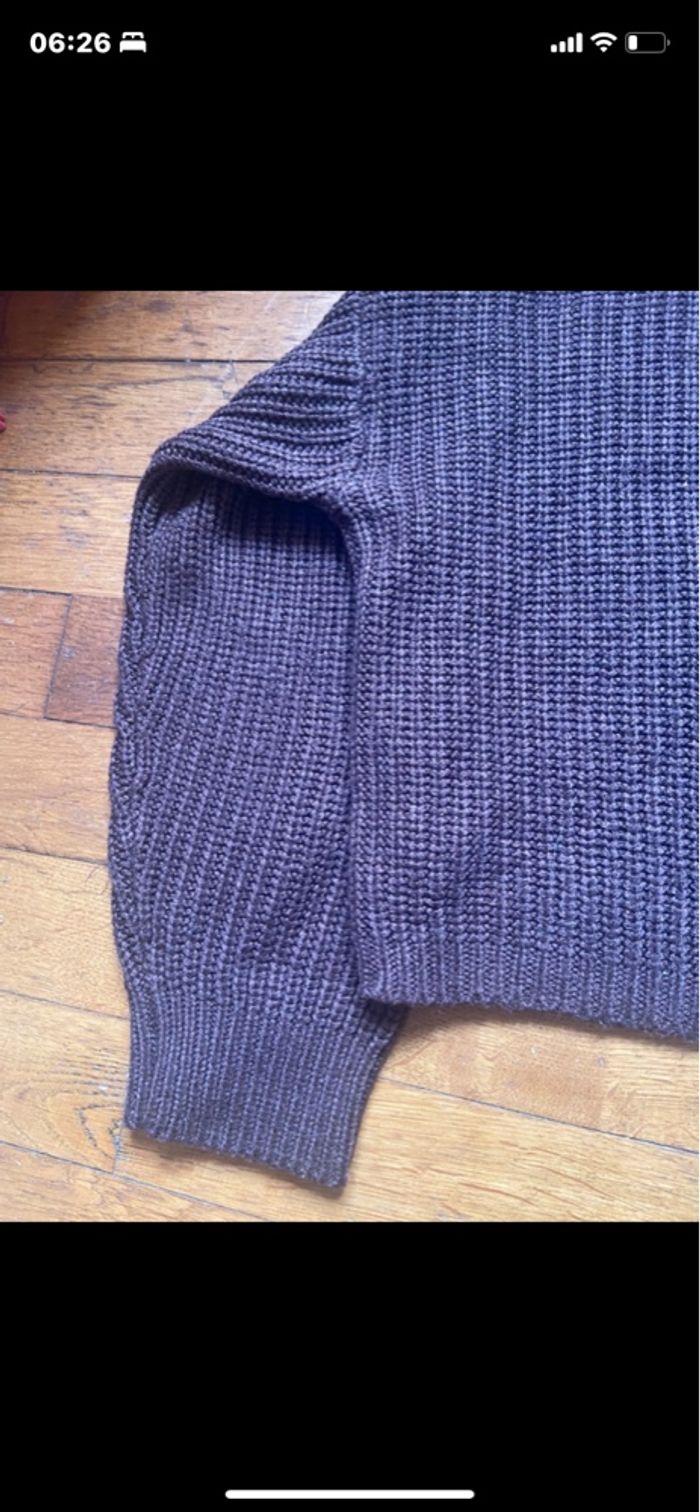 Pull court col rond en maille marron - photo numéro 4