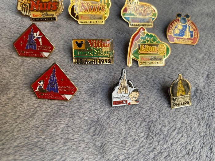 Lot de 10 pin’s broche euro Disney Buitoni, kitkat, nuts, philips, lion, kodak et vittel - photo numéro 4
