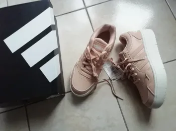 Idée Cadeau / Baskets Adidas Femme Taille 38 2/3 Neuves Avec Étiquette Et Boite D Origine!!