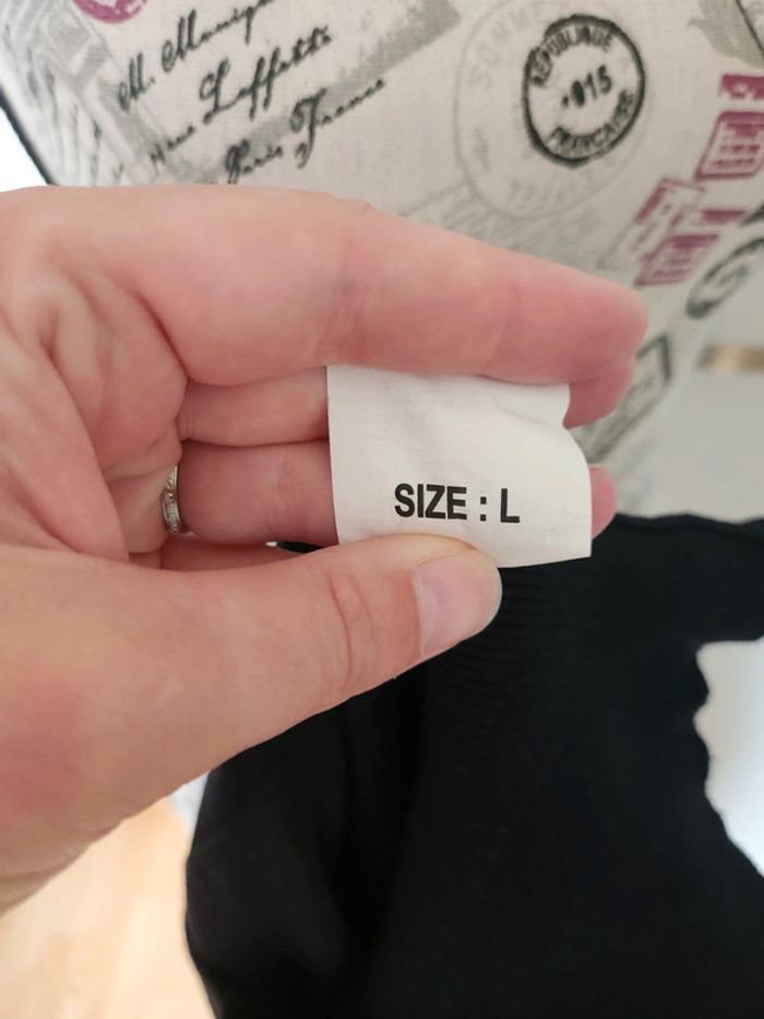 Très Joli pull noir cintrée col V de taille 40 et de marque XT Studio - photo numéro 5