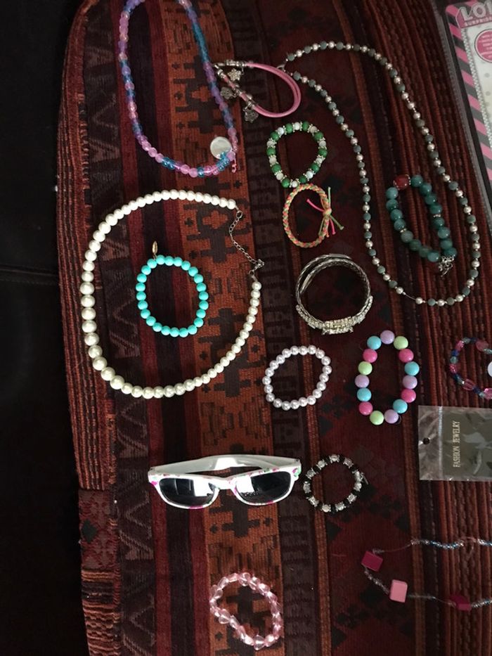 Gros lot bracelets + colliers + vernis + gloss + serre-têtes - photo numéro 2