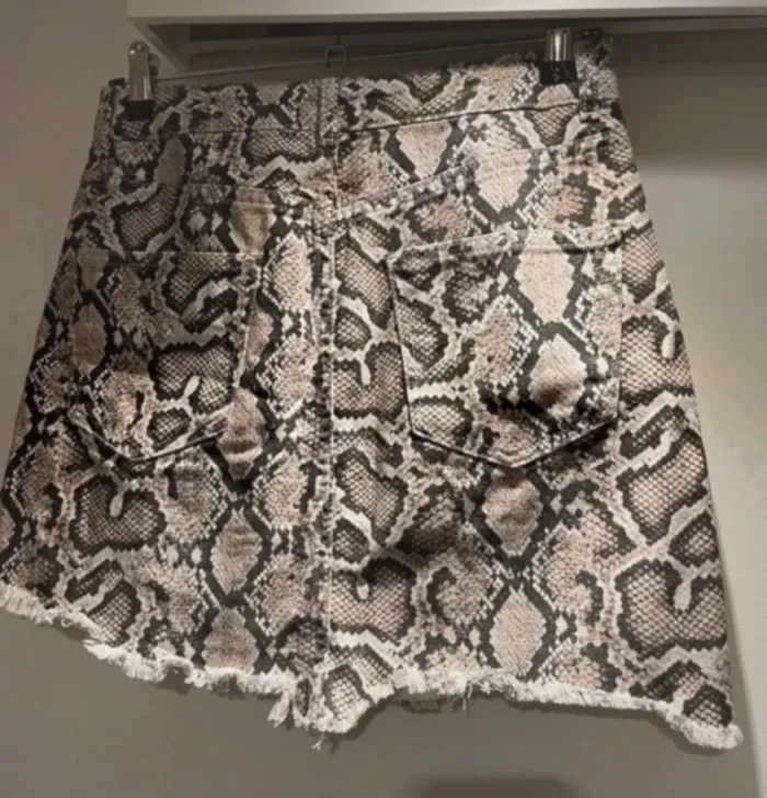 Mini-jupe en jean Zara 🐍 imprimé serpent - Taille M (38) - photo numéro 2