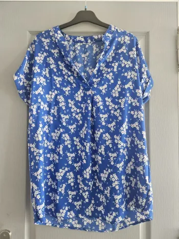 Blouse fleurie à manches courtes - Taille 42 / 44 - Blancheporte - Bleue roi et blanche