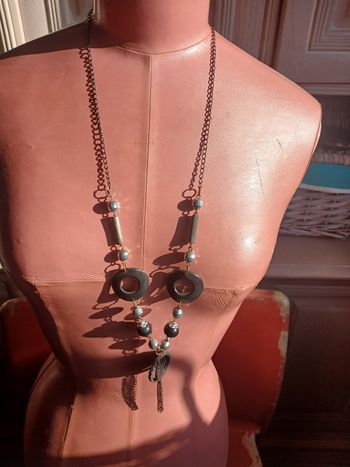 Ancien collier fantaisie avec divers motifs 