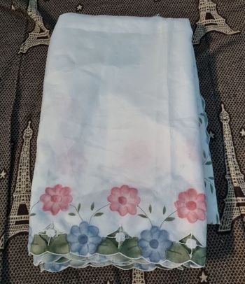 Nappe blanche à motifs fleurs