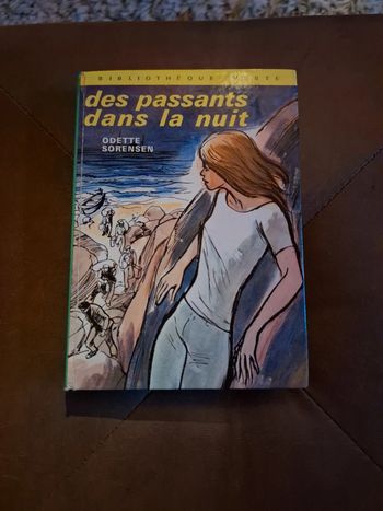 Des passants dans la nuit