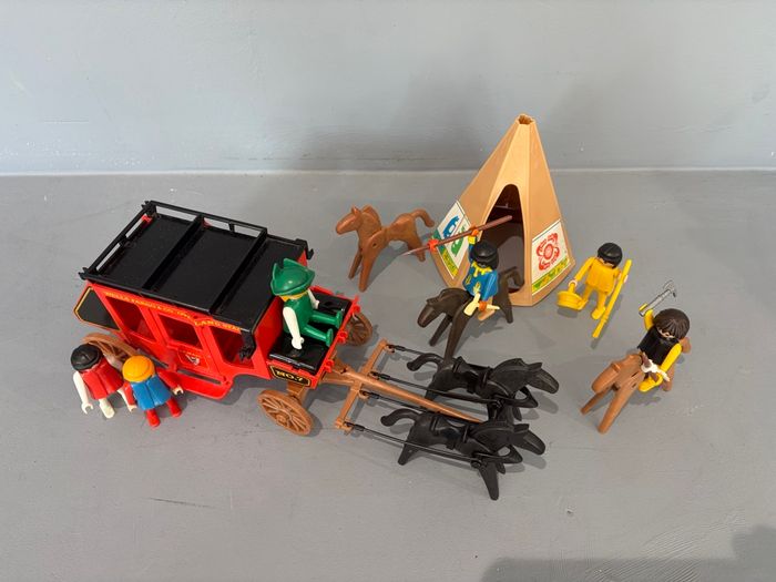 Playmobil western attaque de la diligence rouge Cowboy indien 1 diligence 1 tipi 6 personnages 5 chevaux - photo numéro 3