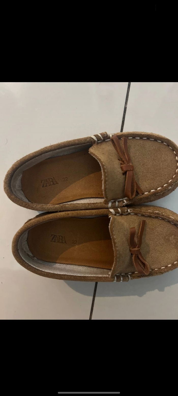 Chassure mocassin daim/cuir  enfant zara taille 22 - photo numéro 2