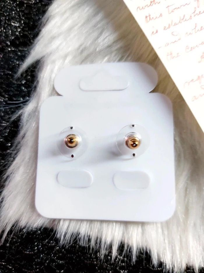 Magnifique petite paire de boucles d'oreilles chat dorés - photo numéro 4