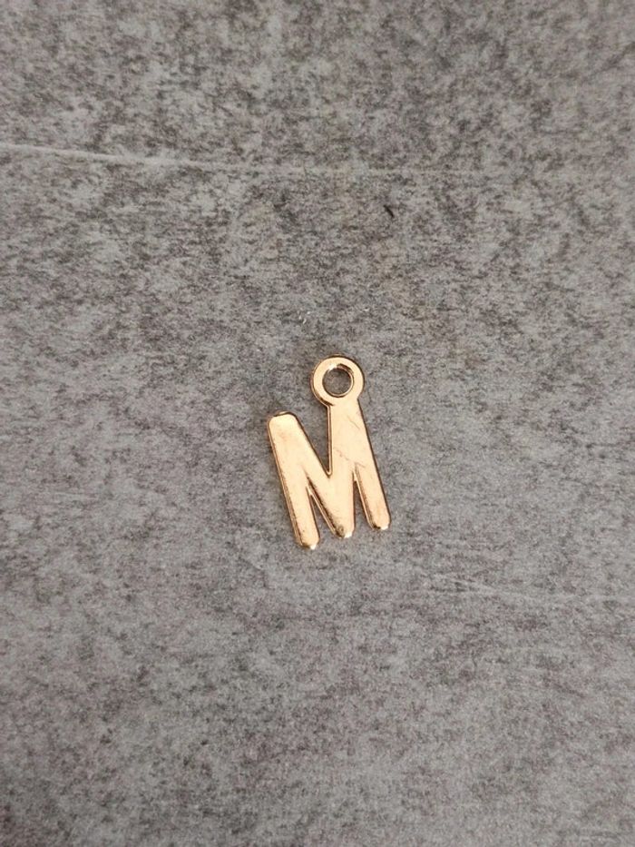 Pendentif fantaisie métal doré lettre M