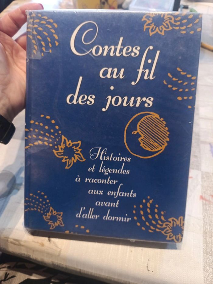 Livre de conte au fil des jours, histoire et les gens à raconter aux enfants avant d'aller dormir