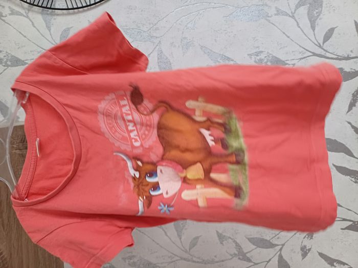 11 tee shirts et 1 débardeur pour filles Taille 8 ans - photo numéro 3