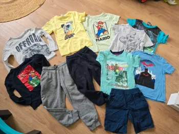 Gros lot de vêtements en 5 ans garcon kiabi batman mario offrons jogging tee shirt short