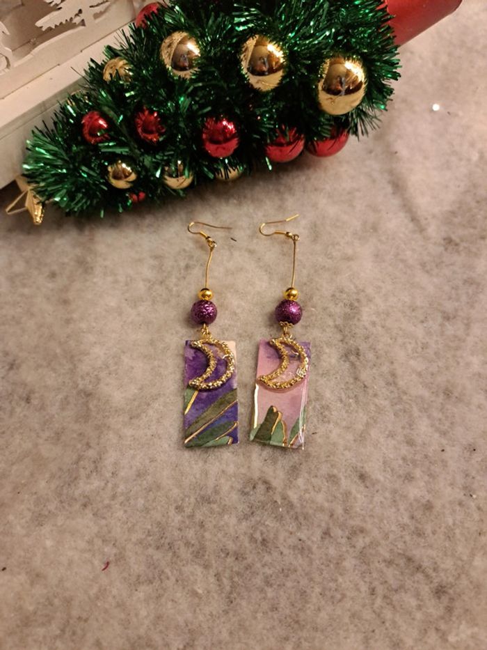 Boucles d'oreilles pendante en résine violet et doré - photo numéro 7